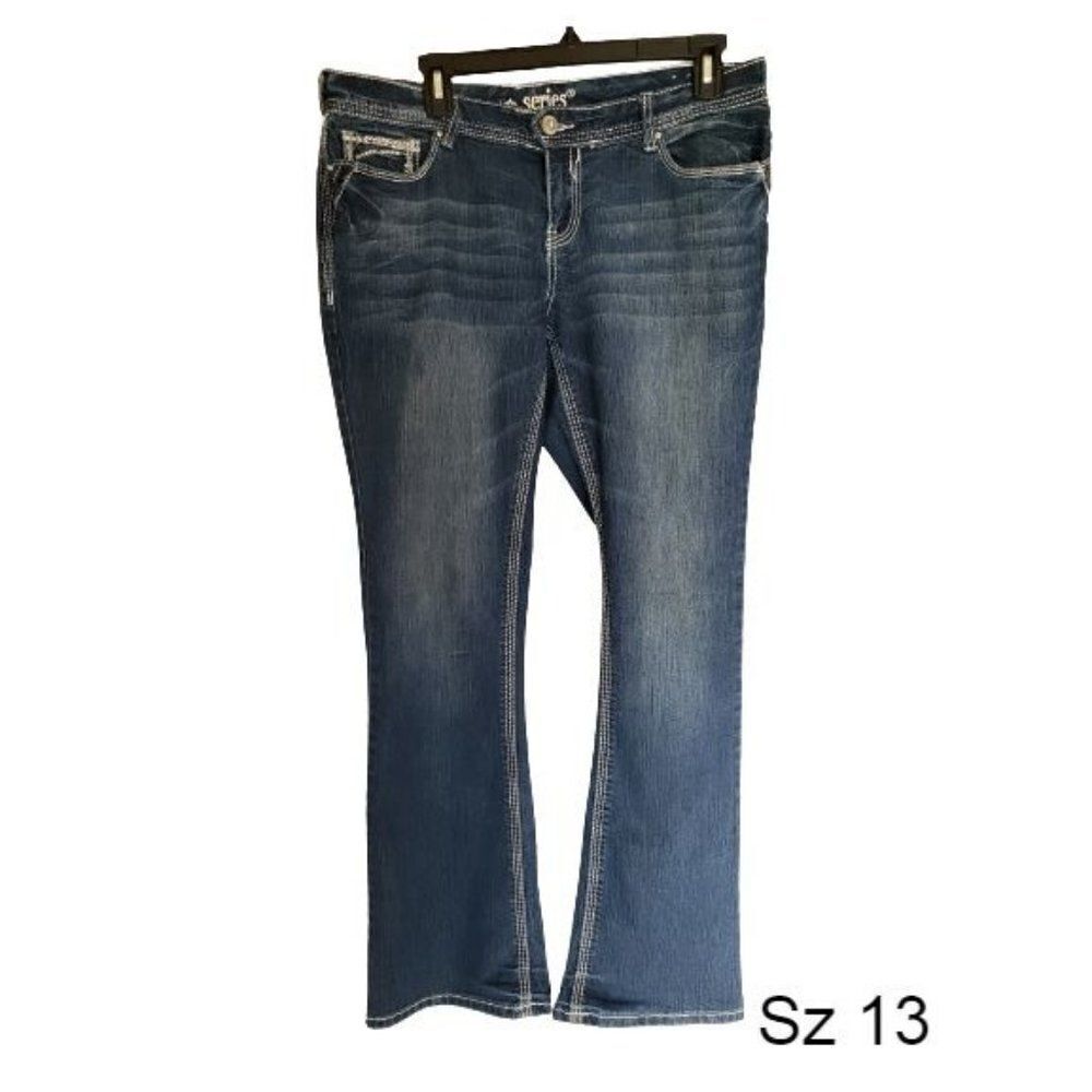 Women's Jeans Size 13 Stretchy Denim Curvy Fit Embroidered Detail Jeans 31" NWOT